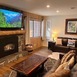 Tastefully Remodeled At Mammoth & Racquet Club, Hot Tub, Garage, 10 Min Walk To Lifts Mammoth Lakes